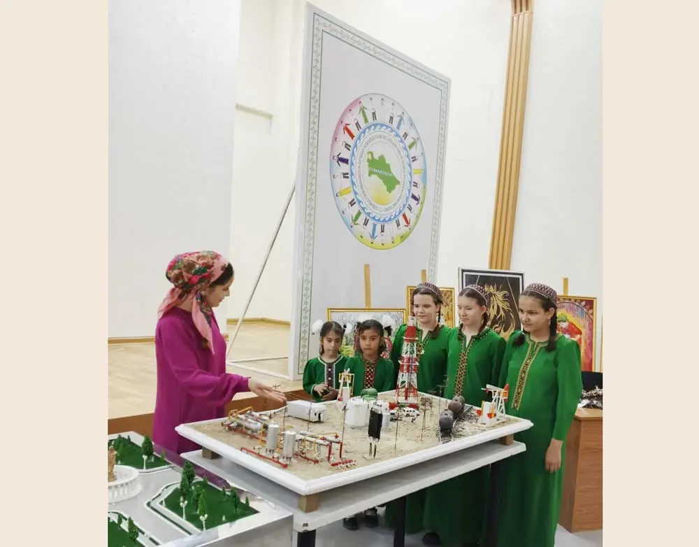 Talyplaryň eserleriniň sergisi guraldy