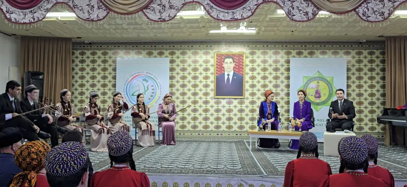 Şahyr Gülşirin Hanowa bilen döredijilik duşuşygy”